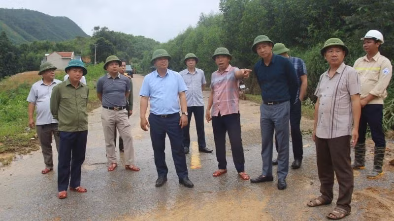 dong-chi-phan-the-tuan-cung-doan-cong-tac-kiem-tra-diem-sat-lo-tai-km96-800-quoc-lo-31.jpg