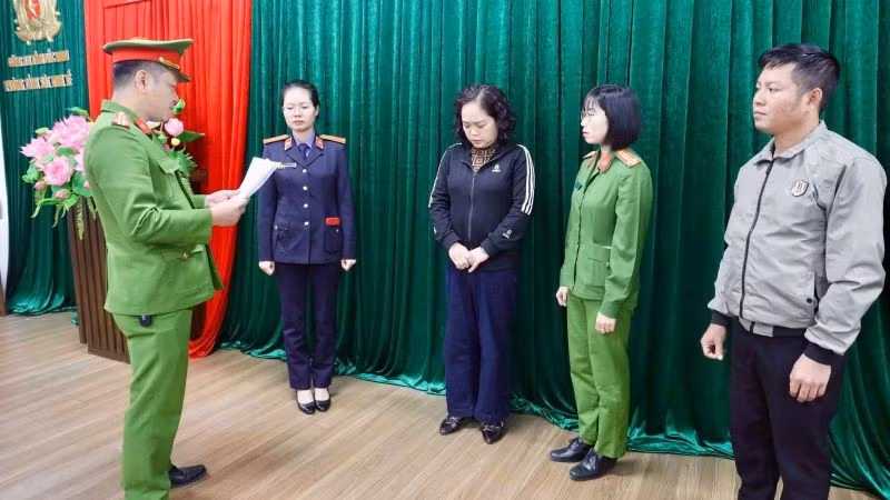 Cơ quan Cảnh sát điều tra đọc Lệnh bắt bị can để tạm giam với Nguyễn Thị Hoa (áo đen ở giữa).