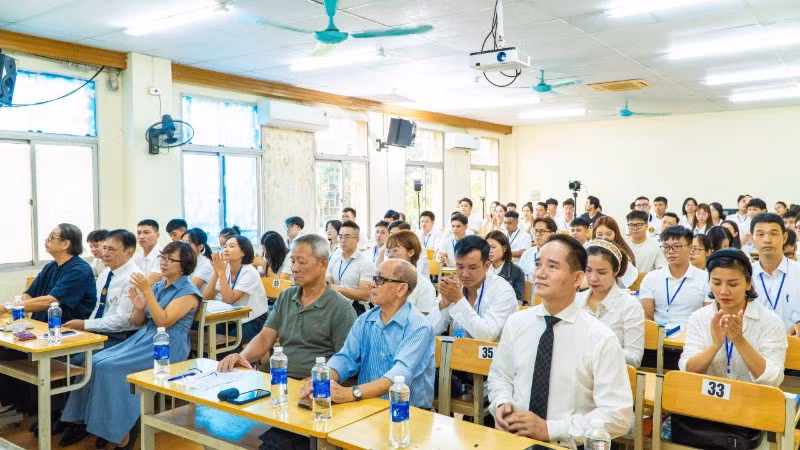 Các đại biểu và các học viên dự lễ khai giảng khóa học.