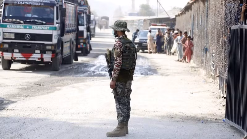 Binh sĩ Pakistan gác tại cửa khẩu Torkham ở biên giới với Afghanistan. (Ảnh: THX/TTXVN)