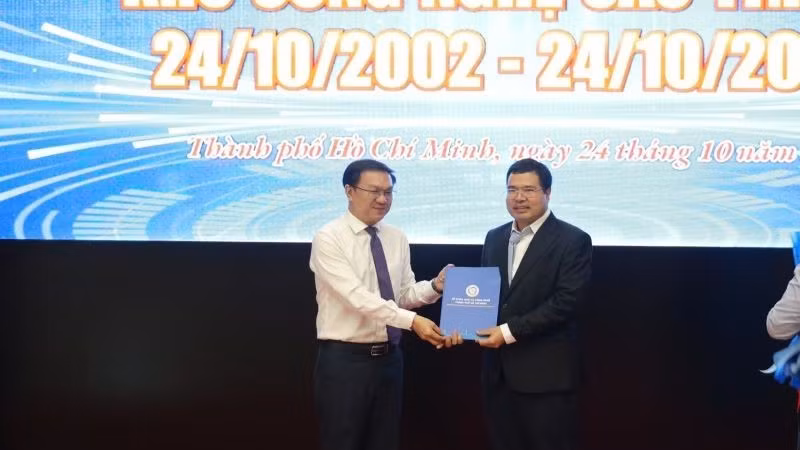 Đại diện Sở Khoa học và Công nghệ Thành phố Hồ Chí Minh trao Quyết định cho SHTP Labs đủ điều kiện tham gia Đề án xây dựng cơ chế thúc đẩy hình thành và phát triển Trung tâm nghiên cứu đạt chuẩn quốc tế (CoE).