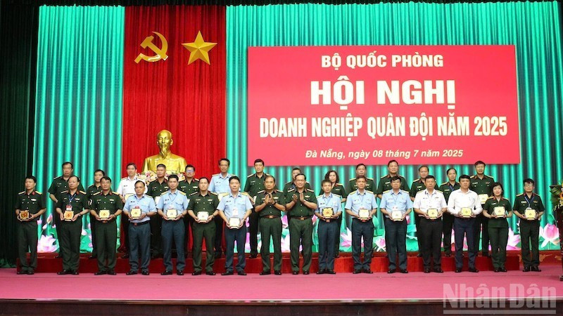 Thủ trưởng Bộ Quốc phòng tặng biểu trưng cho các doanh nghiệp xếp loại A 5 năm liền. (Ảnh: ĐÌNH TĂNG)