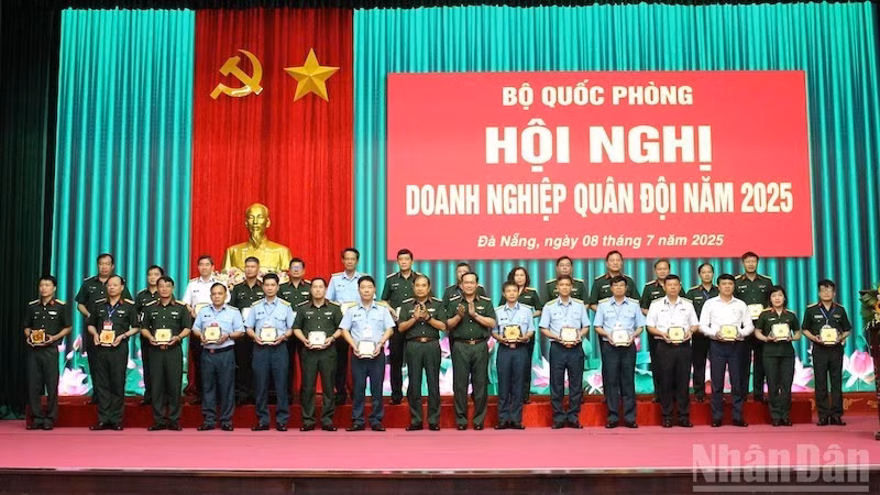 Thủ trưởng Bộ Quốc phòng tặng biểu trưng cho các doanh nghiệp xếp loại A 5 năm liền. (Ảnh: ĐÌNH TĂNG)