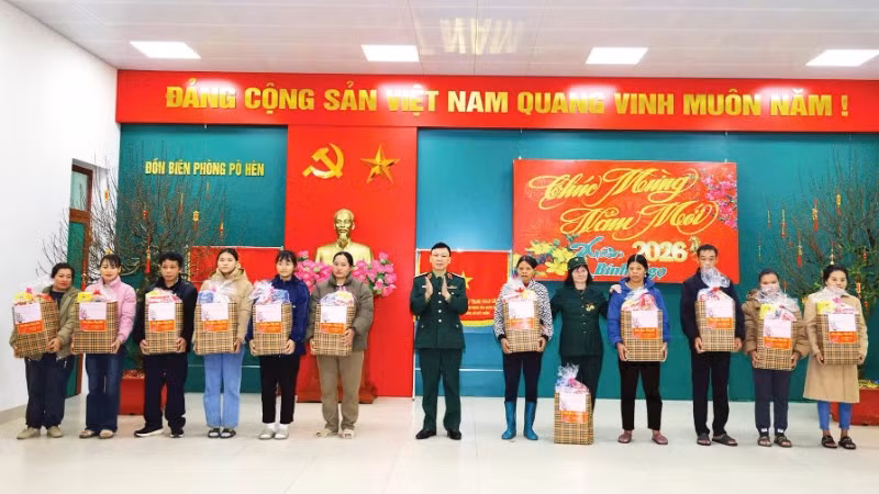 Lãnh đạo Văn phòng Bộ Quốc phòng trao quà tặng gia đình chính sách phường Hiệp Hòa, Quảng Ninh.