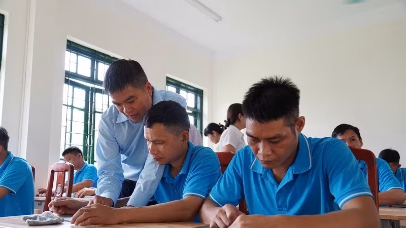 Học viên tại Cơ sở cai nghiện ma túy tỉnh Điện Biên trong giờ học chữ.
