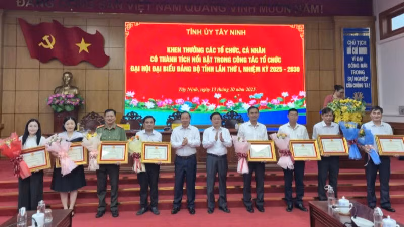 Lãnh đạo tỉnh khen thưởng các tập thể và cá nhân có thành tích nổi bật trong công tác tổ chức Đại hội đại biểu Đảng bộ tỉnh khóa I, nhiệm kỳ 2025-2030