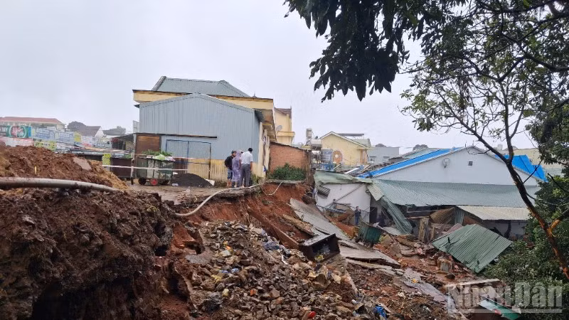 Sập tường bến xe Đức Long gây thiệt hại nhiều tài sản nhà dân. 