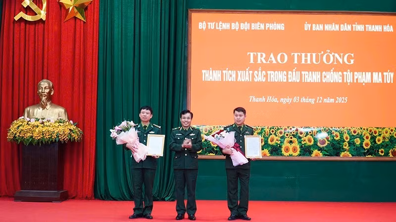 Bộ Tư lệnh Bộ đội Biên phòng trao thưởng cho các tập thể lập công.