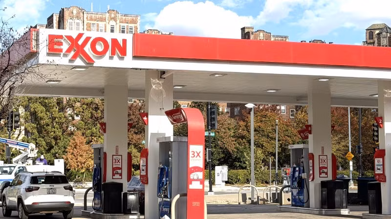 Một cây xăng tại thủ đô Washington D.C. Ảnh: TTXVN