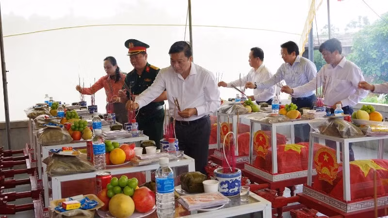Chủ tịch Ủy ban nhân dân tỉnh Quảng Trị Lê Hồng Vinh cùng đoàn công tác thành kính dâng hương tưởng niệm các Anh hùng liệt sĩ tại Đền thờ liệt sĩ Trung đoàn 88, Sư đoàn 308 ở khu vực Câu Nhi, xã Nam Hải Lăng. (Ảnh: XUÂN DIỆN)