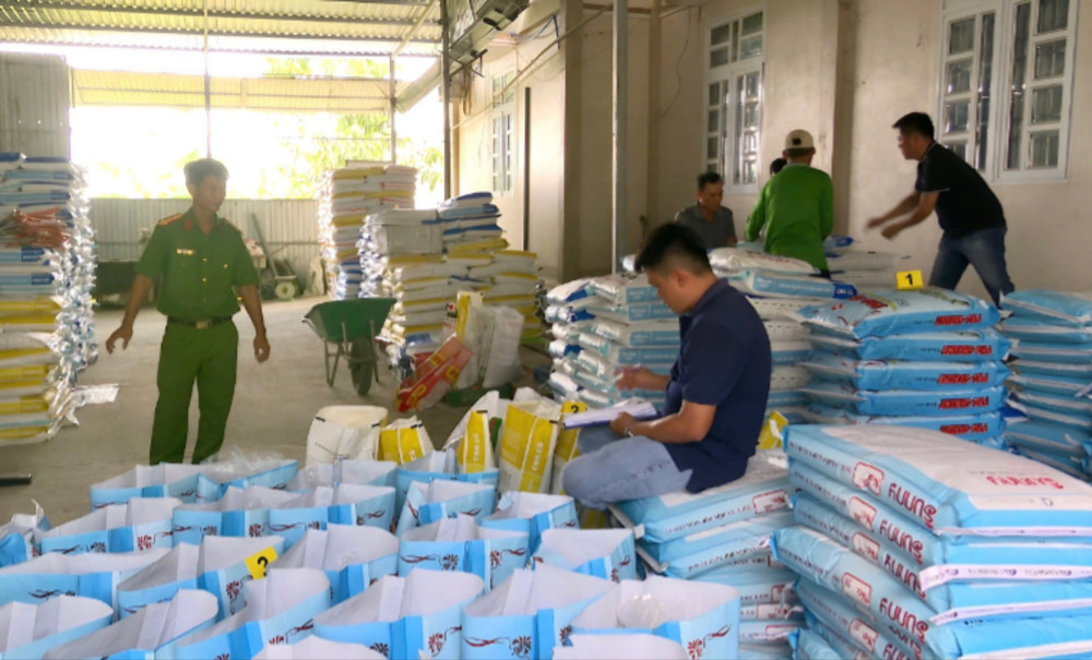 Lực lượng chức năng phát hiện, thu giữ tổng số hơn 38 tấn thức ăn tôm giả. (Ảnh: TRỌNG NGUYỄN)