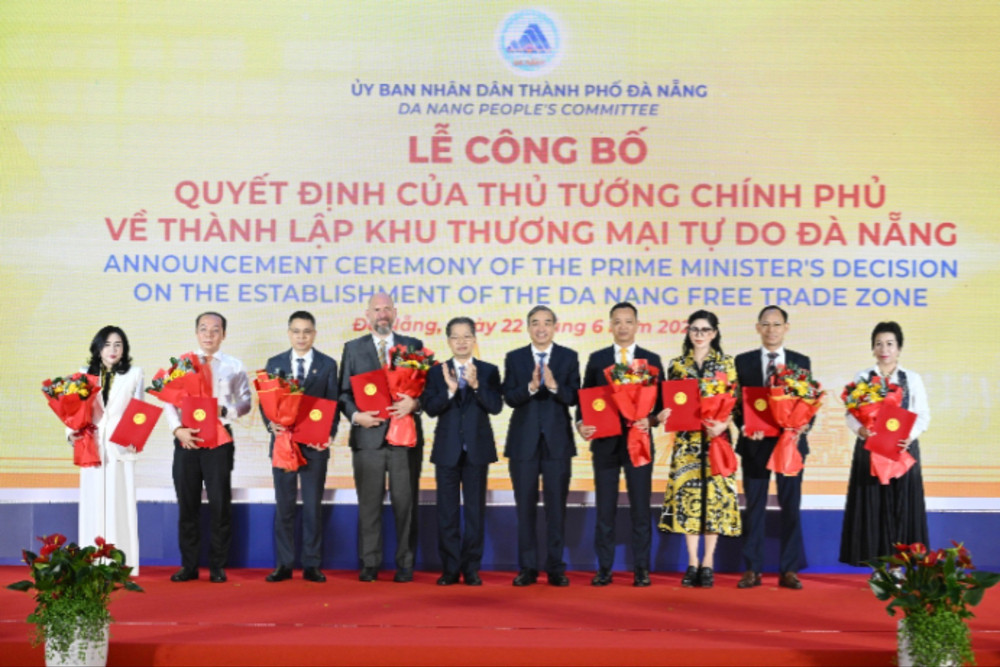 Ủy ban nhân dân thành phố Đà Nẵng trao Biên bản Ghi nhớ về đầu tư vào Khu thương mại tự do thành phố Đà Nẵng cho một số nhà đầu tư chiến lược, tại Lễ công bố Quyết định thành lập Khu Thương mại tự do Đà Nẵng, ngày 22/6. (ẢNH: ANH ĐÀO) 1a-4459.jpg