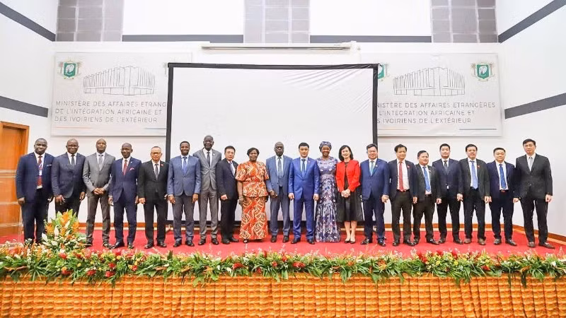 Phó Chủ tịch Quốc hội Vũ Hồng Thanh và các đại biểu tham dự Hội thảo “Chính sách và hợp tác kinh tế Việt Nam-Bờ Biển Ngà: Thành tựu và triển vọng”. (Ảnh: TTXVN)