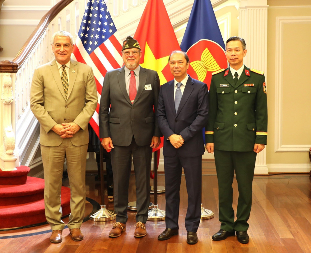 Giám đốc DPAA Kelly McKeague (ngoài cùng bên trái) chụp ảnh chung với Đại sứ Việt Nam tại Mỹ Nguyễn Quốc Dũng (thứ hai, từ phải sang) tại một buổi lễ trao kỷ vật chiến tranh ở Washington D.C ngày 15/7/2025. (Ảnh: TTXVN)