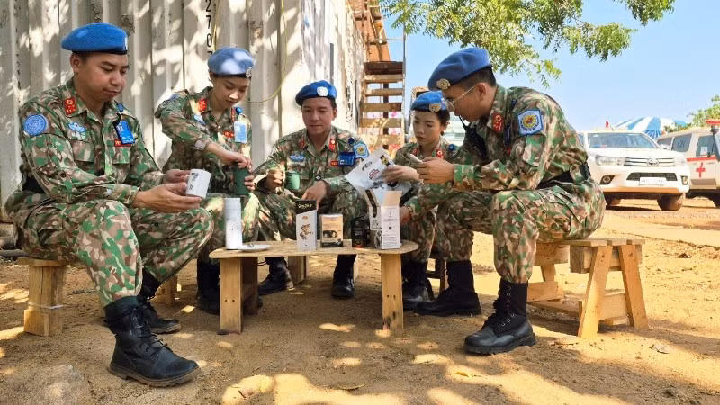 Các cán bộ, chiến sĩ Việt Nam tại Phái bộ Gìn giữ hòa bình Liên hợp Qquốc ở Nam Sudan trải nghiệm cà-phê Trung Nguyên Legend, lan tỏa văn hóa, tinh thần cà-phê Việt Nam đến cộng đồng quốc tế.