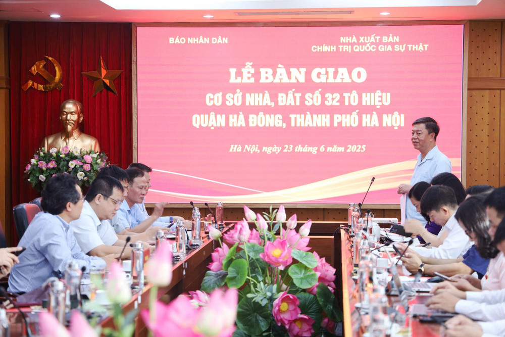 Quang cảnh tại Lễ bàn giao cơ sở nhà đất giữa Báo Nhân Dân và Nhà xuất bản Chính trị quốc gia Sự thật. c7f6b4c808f9bfa7e6e82.jpg