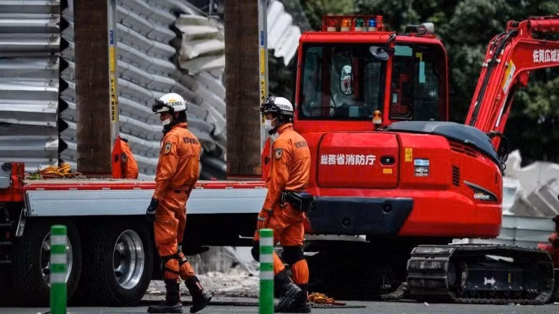 Lực lượng cứu hỏa được triển khai đến hiện trường vụ động đất. (Ảnh TÂN HOA XÃ)
