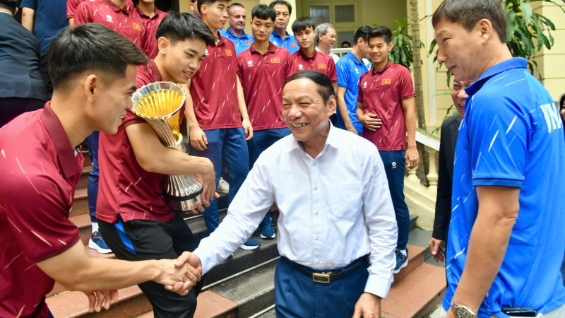 Bộ trưởng Văn hóa, Thể thao và Du lịch Nguyễn Văn Hùng chúc mừng các thành viên đội tuyển U23 Việt Nam. z6862539714224-4a093e94853ca1f7b4cb2de1ffd1d6fa-985.jpg