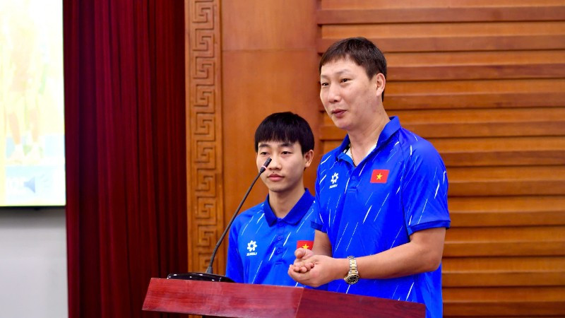 Huấn luyện viên trưởng đội tuyển U23 Việt Nam Kim Sang Sik bày tỏ vinh dự khi được Bộ trưởng Nguyễn Văn Hùng tiếp đón. z6862539674281-8fb68a70cd82ae5bbc89b8e5032cf45d-8817.jpg