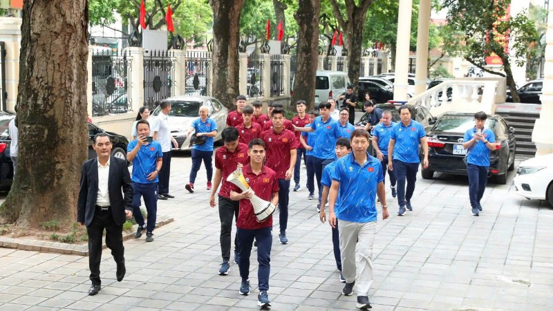 Thầy trò huấn luyện viên Kim Sang-sik mang Cúp vô địch U23 Đông Nam Á tới chia vui với lãnh đạo Bộ Văn hóa, Thể thao và Du lịch. z6862622465724-fb09b7b4f3da3c29a68d679ed6801a75-8850.jpg