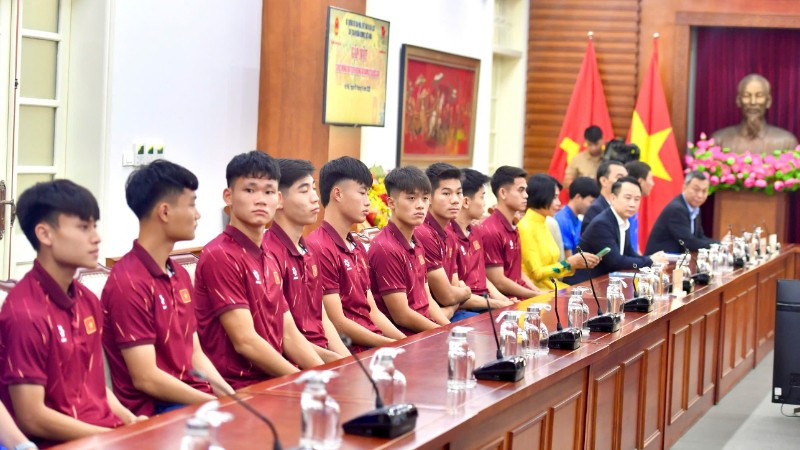 Chiến công lần thứ ba liên tiếp vô địch khu vực không những là cột mốc ấn tượng, mà còn là món quà ý nghĩa dành tặng người hâm mộ cả nước đúng dịp kỷ niệm 80 năm Ngày Quốc khánh 2/9. z6862539693884-de88df2da8aceb6dd1a7094e3480d06d-94.jpg