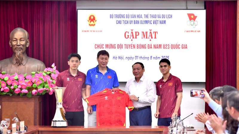 Thay mặt Ban huấn luyện U23 Việt Nam, huấn luyện viên Kim Sang-sik cùng các học trò trao tặng áo đấu của đội tuyển tới Bộ trưởng Bộ Văn hóa, Thể thao và Du lịch Nguyễn Văn Hùng. z6862539647950-946e90c4494b3cd1c45911effd922308-595.jpg