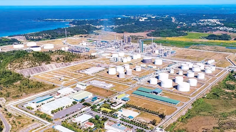 Nhà máy Lọc dầu Dung Quất hoạt động ở công suất cao, nhằm cung ứng nhiên liệu cho thị trường.