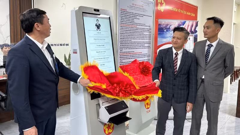 Lãnh đạo Ủy ban nhân dân xã Nghĩa Trụ tiếp nhận, đưa robot Kiosk TC AI vào sử dụng tại Trung tâm Phục vụ hành chính công xã chiều 30/12