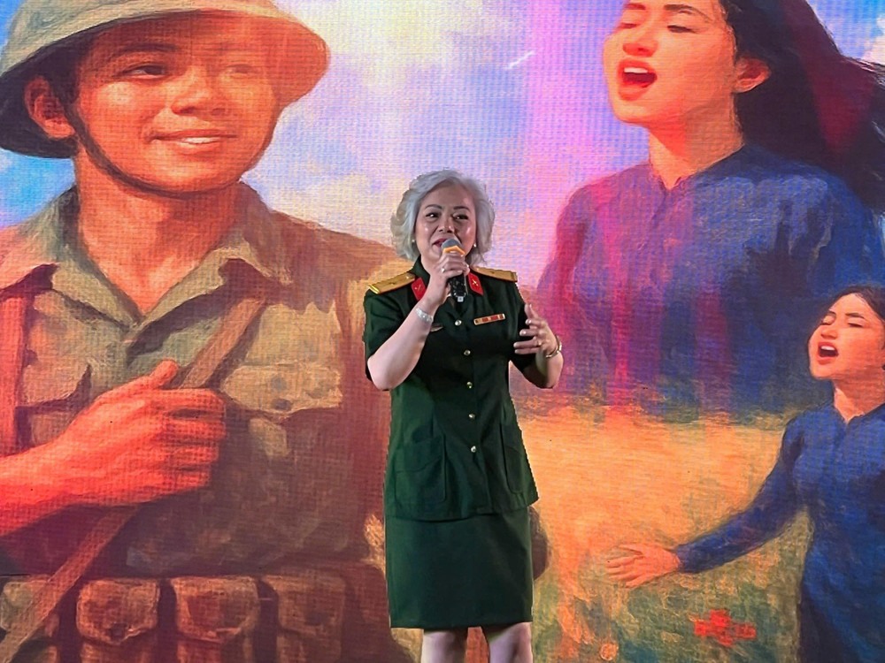 Đơn ca “Cuộc đời vẫn đẹp sao”. aa1d8aa8fd3c4a62132d.jpg