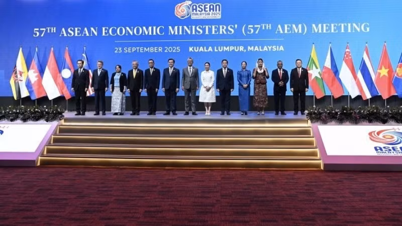 Các đại biểu chụp ảnh tại Hội nghị Bộ trưởng Kinh tế ASEAN (AEM) lần thứ 57, diễn ra ngày 23/9 tại Malaysia. (Ảnh: ASEAN.ORG)