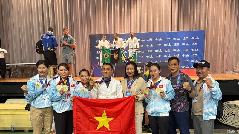 Ban lãnh đạo đoàn Thể thao Công an nhân dân chúc mừng thành tích 2 Huy chương vàng hạng cân 62kg nam nội dung Gi và NoGi môn Jujitsu của vận động viên Lê Kiên. cand5-3093.jpg