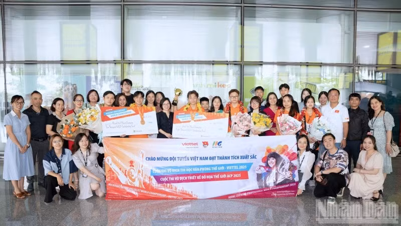 Đội tuyển MOSWC Việt Nam năm 2025 trở về quê nhà sau màn tranh tài đầy thành công tại Hoa Kỳ.