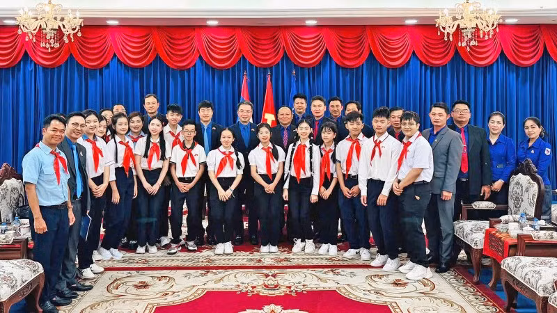 Đoàn đại biểu thanh thiếu nhi Việt Nam tại hoạt động chào xã giao Bí thư Trung ương Đoàn Thanh niên Nhân dân Cách mạng Lào Monxay Laomuasong. 