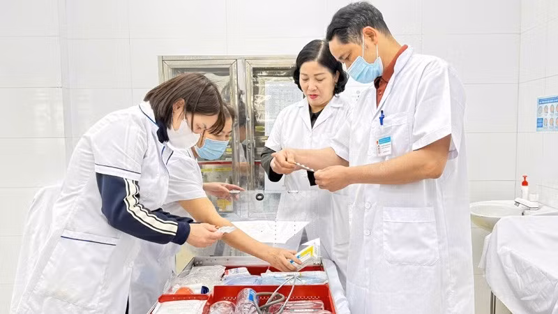 Cán bộ y tế Trạm Y tế xã Quang Minh (Hà Nội) kiểm tra trang thiết bị, thuốc, hóa chất phục vụ công tác khám, chữa bệnh; phòng, chống dịch bệnh trên địa bàn dịp Tết Nguyên đán Bính Ngọ.