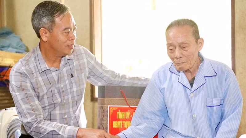 Phó Bí thư Tỉnh ủy, Chủ tịch Hội đồng nhân dân tỉnh Nguyễn Đăng Quang thăm, tặng quà thương binh Cao Vạng ở thôn Tiến Hóa, xã Kim Phú.