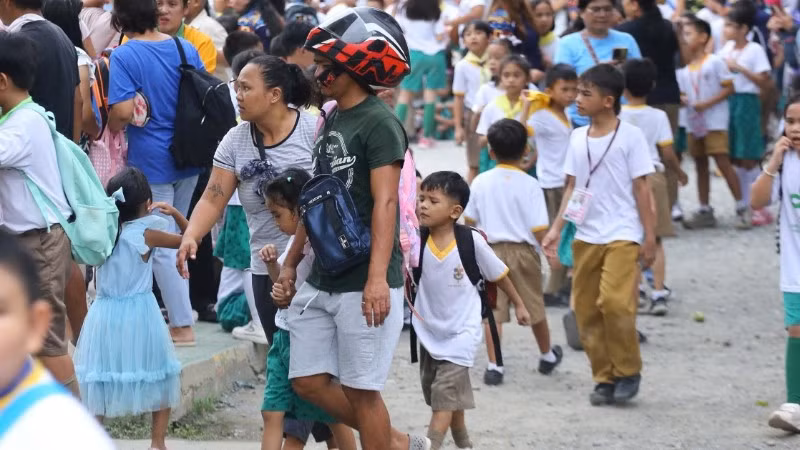 Học sinh phải sơ tán sau trận động đất ở Philippines. (Ảnh: TÂN HOA XÃ)