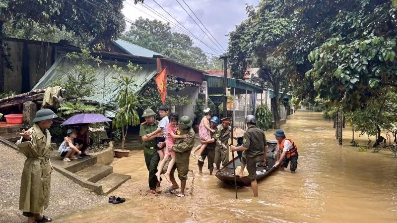 Các lực lượng chức năng tỉnh Thanh Hóa đưa người dân đến nơi an toàn.