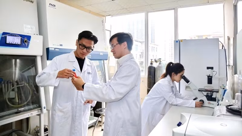 Hướng dẫn sinh viên Trường đại học Khoa học và Công nghệ Hà Nội (Viện Hàn lâm Khoa học và Công nghệ Việt Nam) nghiên cứu các đề tài khoa học có tính ứng dụng cao trong thực tiễn. (Ảnh: USTH)