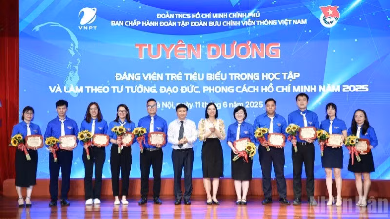 Đại diện lãnh đạo VNPT và các đơn vị liên quan trao chứng nhận tặng các đảng viên trẻ tiêu biểu.