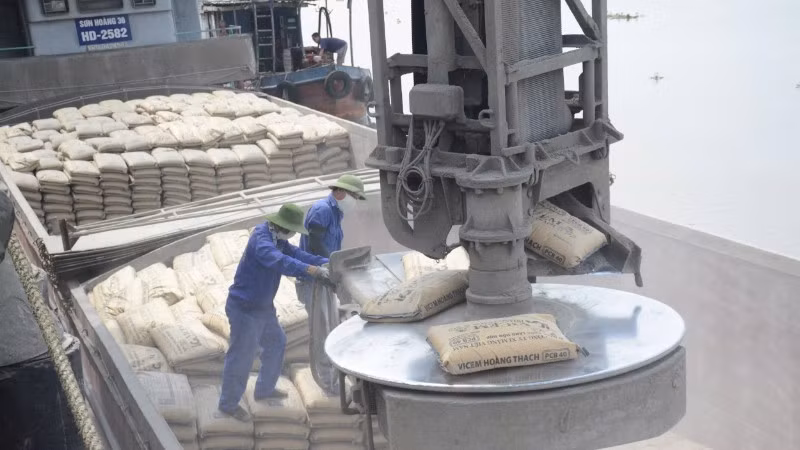Xuất xi-măng tại cảng của VICEM Hoàng Thạch. (Ảnh MẠNH HƯNG)