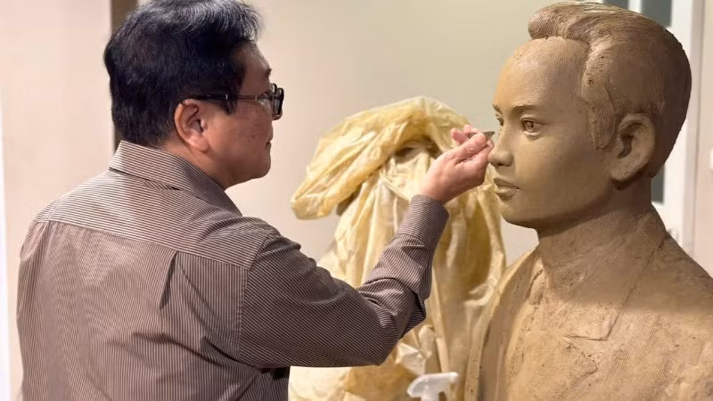 Nghệ sĩ Nhân dân Vương Duy Biên thực hiện tác phẩm điêu khắc tượng đồng về đồng chí Hà Huy Tập.