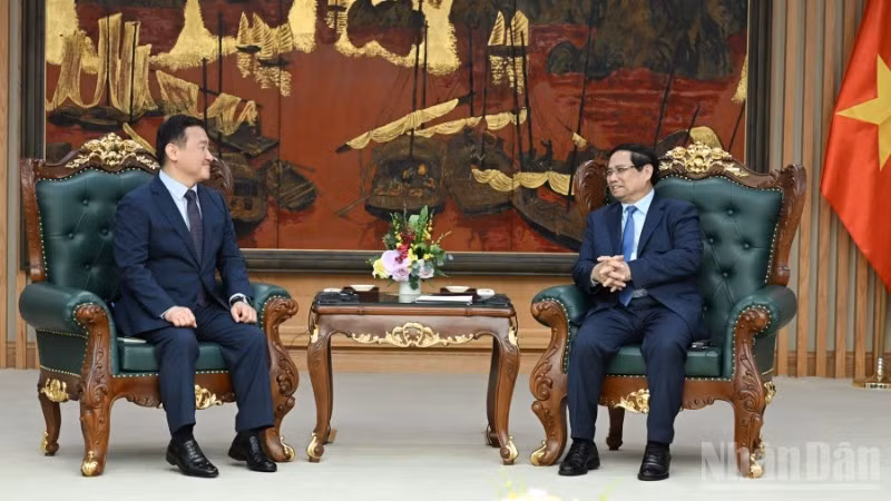 Thủ tướng Chính phủ Phạm Minh Chính tiếp ông Roh Tae Moon, Tổng Giám đốc điều hành Samsung điện tử. (Ảnh: TRẦN HẢI)