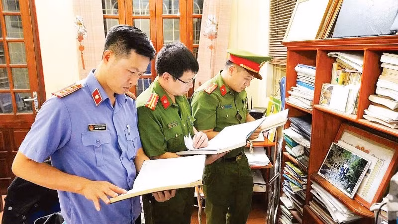 Ngăn chặn triệt để làn sóng tội phạm núp bóng doanh nghiệp Công an tỉnh Phú Thọ tiếp tục điều tra, mở rộng vụ án, xử lý nghiêm theo quy định của pháp luật theo tinh thần “không có vùng cấm, không có ngoại lệ”. (Ảnh Công an Phú Thọ cung cấp)