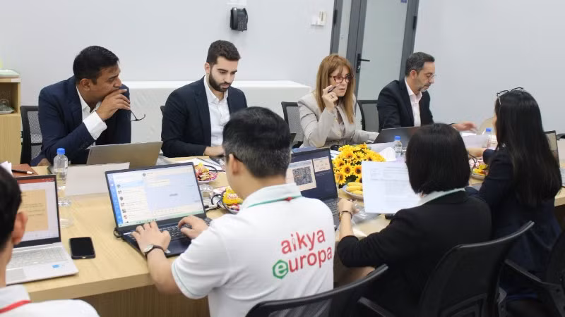 Chuyên gia nước ngoài làm việc tại Nhà máy Dược phẩm Aikya Vĩnh Long.