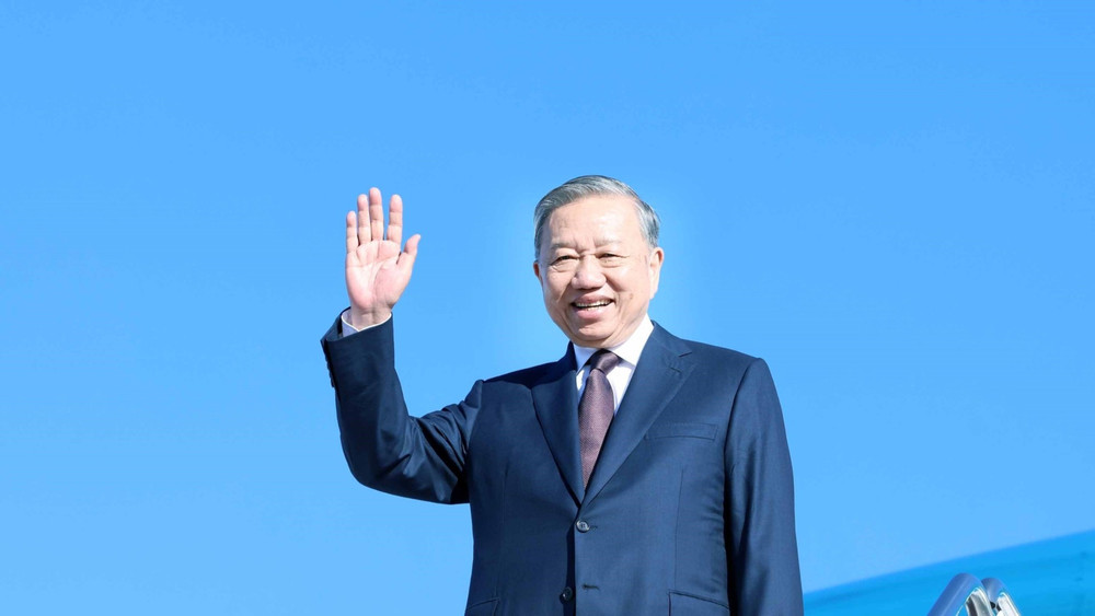 Tổng B&iacute; thư T&ocirc; L&acirc;m rời s&acirc;n bay Andrews. (Ảnh: Thống Nhất/TTXVN)