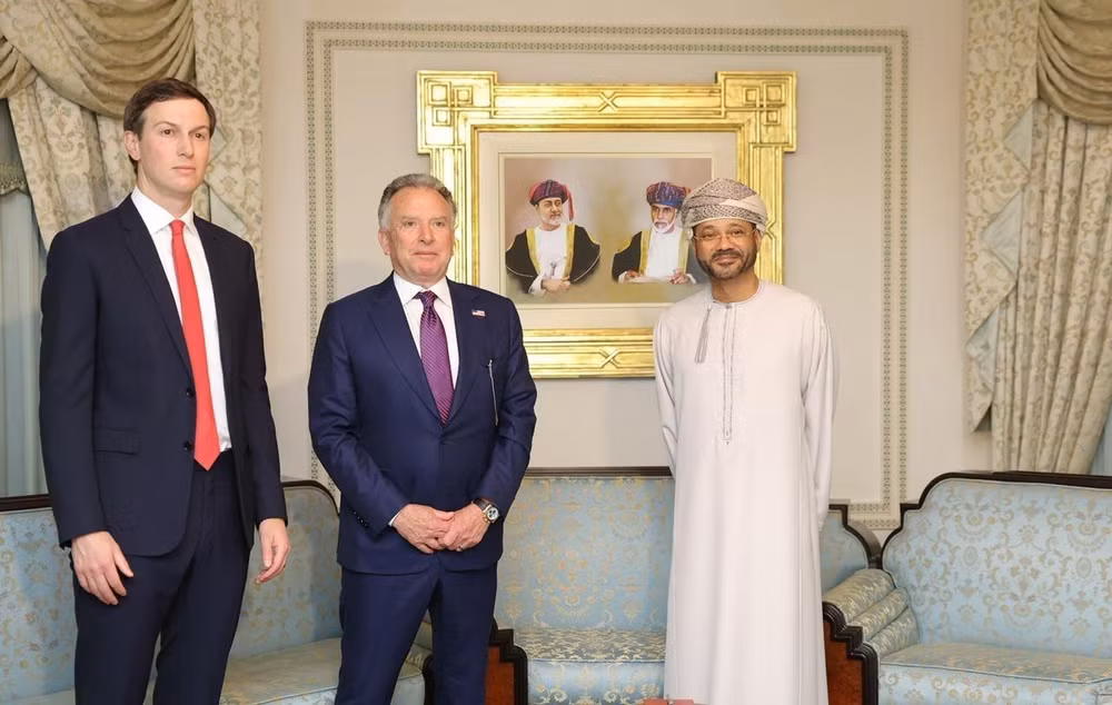 Ngoại trưởng Oman Badr bin Hamad al-Busaidi (phải) và Đặc phái viên của Tổng thống Mỹ Donald Trump, ông Steve Witkoff (giữa), cùng ông Jared Kushner, con rể của Tổng thống Mỹ Donald Trump, tại cuộc gặp ở Muscat, Oman, ngày 6/2/2026. (Nguồn: THX/TTXVN)