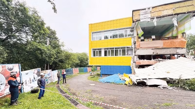 Nhà cửa bị hư hại sau trận động đất ở Kamchatka, Nga. (Ảnh: TÂN HOA XÃ)