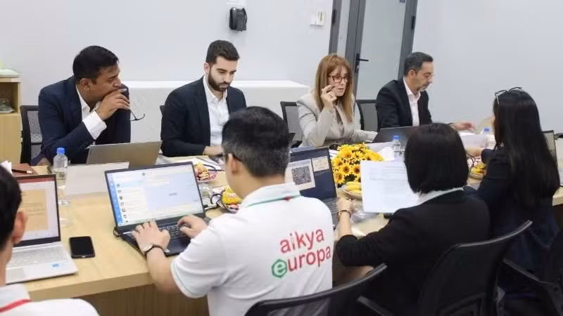 Chuyên gia nước ngoài làm việc tại Nhà máy Dược phẩm Aikya Vĩnh Long.