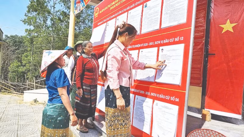 Đồng bào dân tộc thiểu số ở phía bắc tỉnh Quảng Trị đọc thông tin các ứng cử viên. (Ảnh: HƯƠNG GIANG)