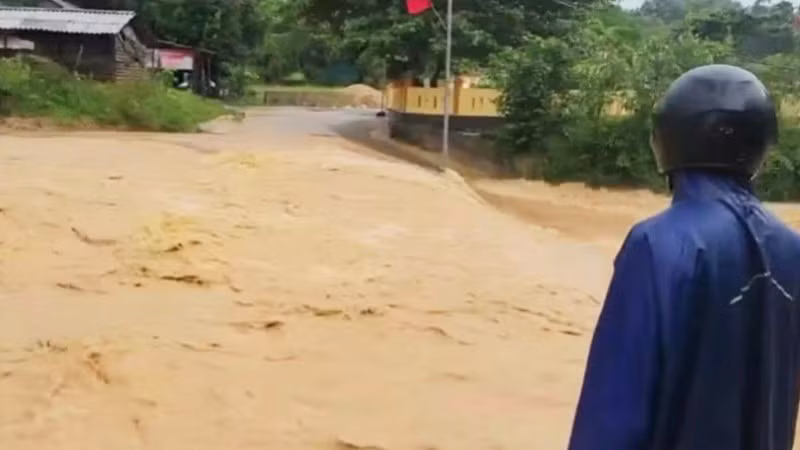 Một tuyến đường trên địa bàn xã Kim Ngân, tỉnh Quảng Trị bị ngập sâu, lực lượng chức năng của xã trực đề phòng tình huống nguy hiểm